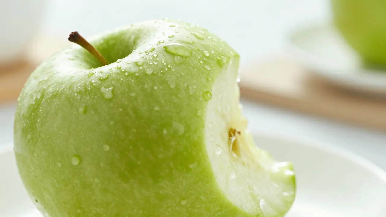 Prasklá zubní sklovina a jídlo: Proč vás najednou bolí ledová voda?