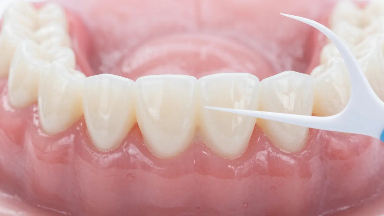 Estetická keramická zubní korunka zirkonu a hygienické pomůcky